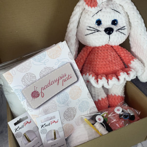 Nėrimo rinkinys „Ilgaausė zuikutė“ – rankų darbo žaislas