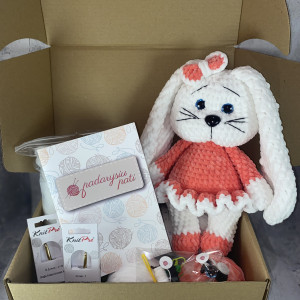 Nėrimo rinkinys „Ilgaausė zuikutė“ – rankų darbo žaislas