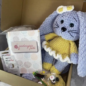 Nėrimo rinkinys „Ilgaausė zuikutė“ – rankų darbo žaislas